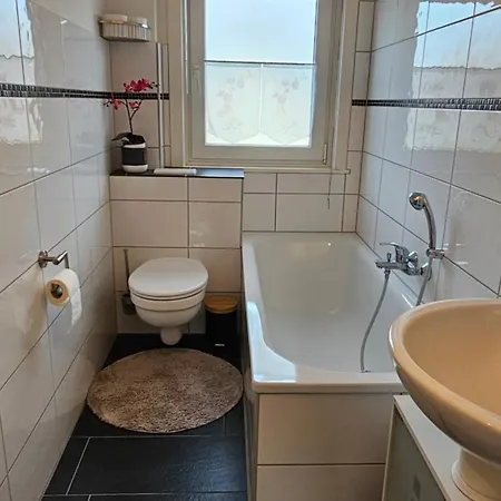 In Zentraler Und Ruhiger Lage Mit Balkon, Fusslaeufig Zur Innenstadt Apartment Hamelin