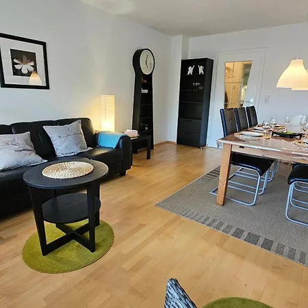 In Zentraler Und Ruhiger Lage Mit Balkon, Fusslaeufig Zur Innenstadt Apartment