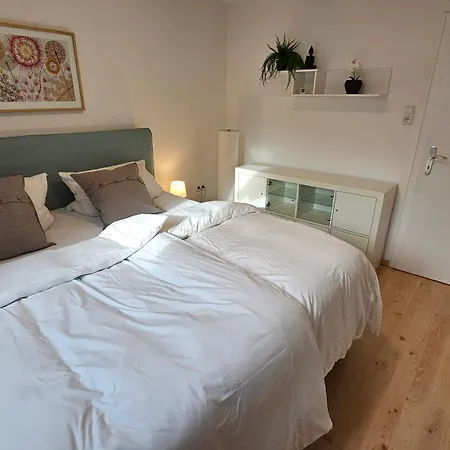 In Zentraler Und Ruhiger Lage Mit Balkon, Fusslaeufig Zur Innenstadt Apartment Hamelin